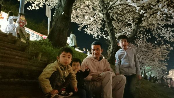 夜桜を見に大中公園へサムネイル