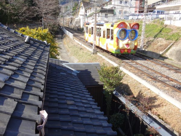 生駒山ロープウェイ横で瓦の修理サムネイル