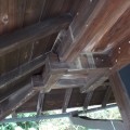屋根を支える柱に雨水が流れていますサムネイル